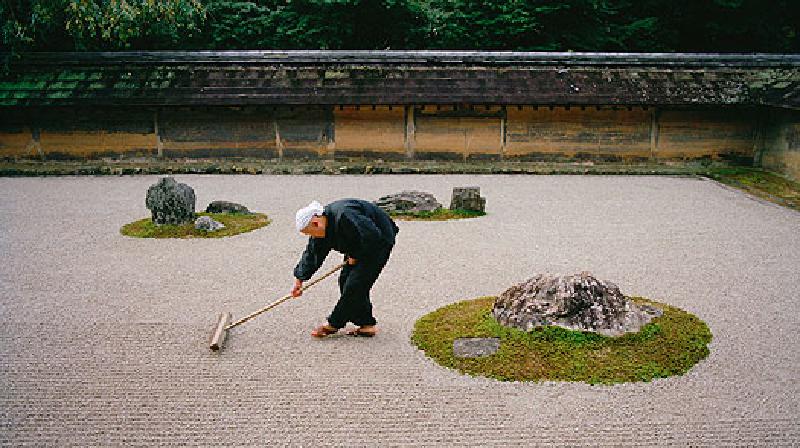Raking Ryoan-ji